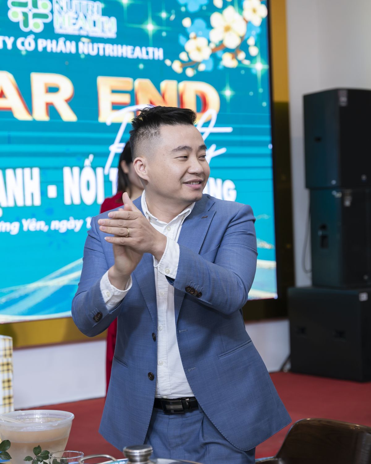Trịnh Minh Hùng tại tiệc cuối năm cùng đội ngũ